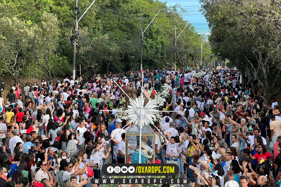 As ruas do centro histórico ganharão vida com a devoção fervorosa dos romeiros, que se reúnem para celebrar a figura sagrada de Nossa Senhora da Pena