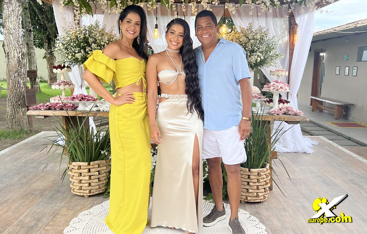 Júlia Paixão no centro ao lado da sua mãe Luciana e seu pai Alex Paixão