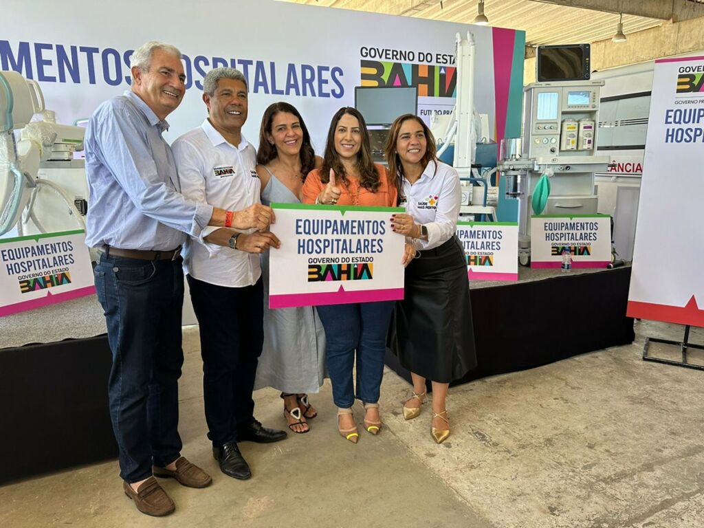 Deputada Cláudia Oliveira recebendo equipamentos para a saúde da Costa do Descobrimento