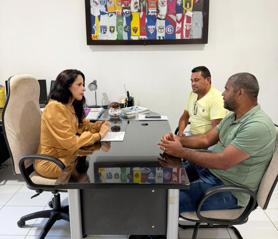 Tiago Moura e Orlando Araújo (Lando) em reunião com Taíse Galvão, diretora de Competições da entidade
